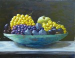 Tableau d'une coupe de fruits d'Automne: raisins, pommes, figues et prunes.